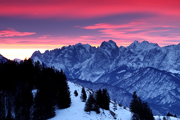 Leuchtende Föhnwolken über dem Kaisergebirge