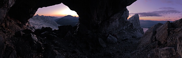 Für größeres Bild Vorschau anklicken. Panorama, zusammengesetzt aus 11 Hochformatbildern, getrennte Belichtungskorrektur für Himmel und Vordergrund (Komposit). Canon 50D mit Canon EF 17-40 L USM @ 17mm, 1/6s bei f/9, ISO 100, Spiegelvorauslösung, Selbstauslöser, RAW, manueller Weissabgleich, Stativ, Wasserwaage.