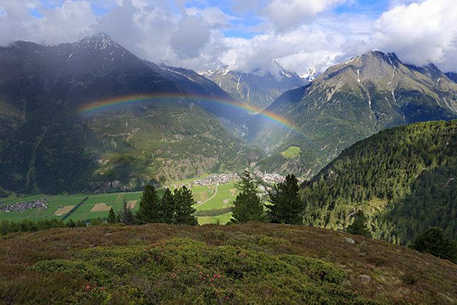 Regenbogen über dem Tal